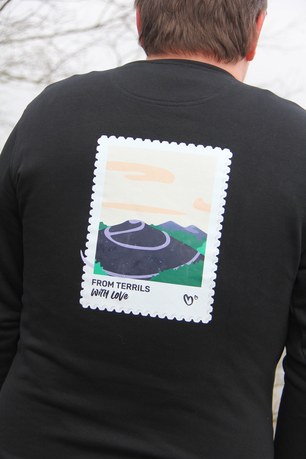 Détail de l’illustration au dos du sweatshirt unisexe « From terrils with love », visuel terril stylisé