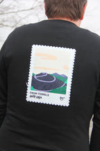 Détail de l’illustration au dos du sweatshirt unisexe « From terrils with love », visuel terril stylisé