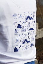 Détail de l’illustration Patrimoine minier au dos du sweatshirt blanc, motifs terrils et chevalements