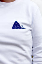 Détail du visuel terril bleu sur la poitrine du sweatshirt unisexe Patrimoine minier blanc