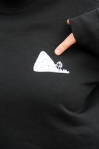 Détail du visuel terril blanc sur la poitrine du sweatshirt unisexe Patrimoine minier noir