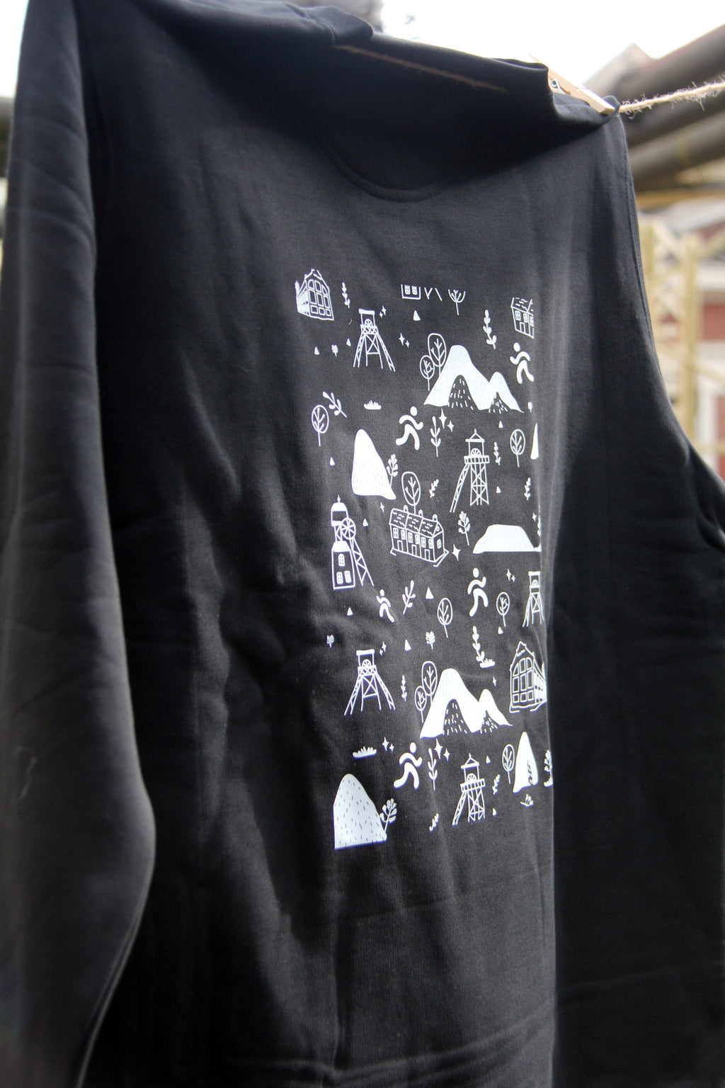 Sweatshirt unisexe noir Patrimoine minier suspendu, illustration blanche du patrimoine minier au dos