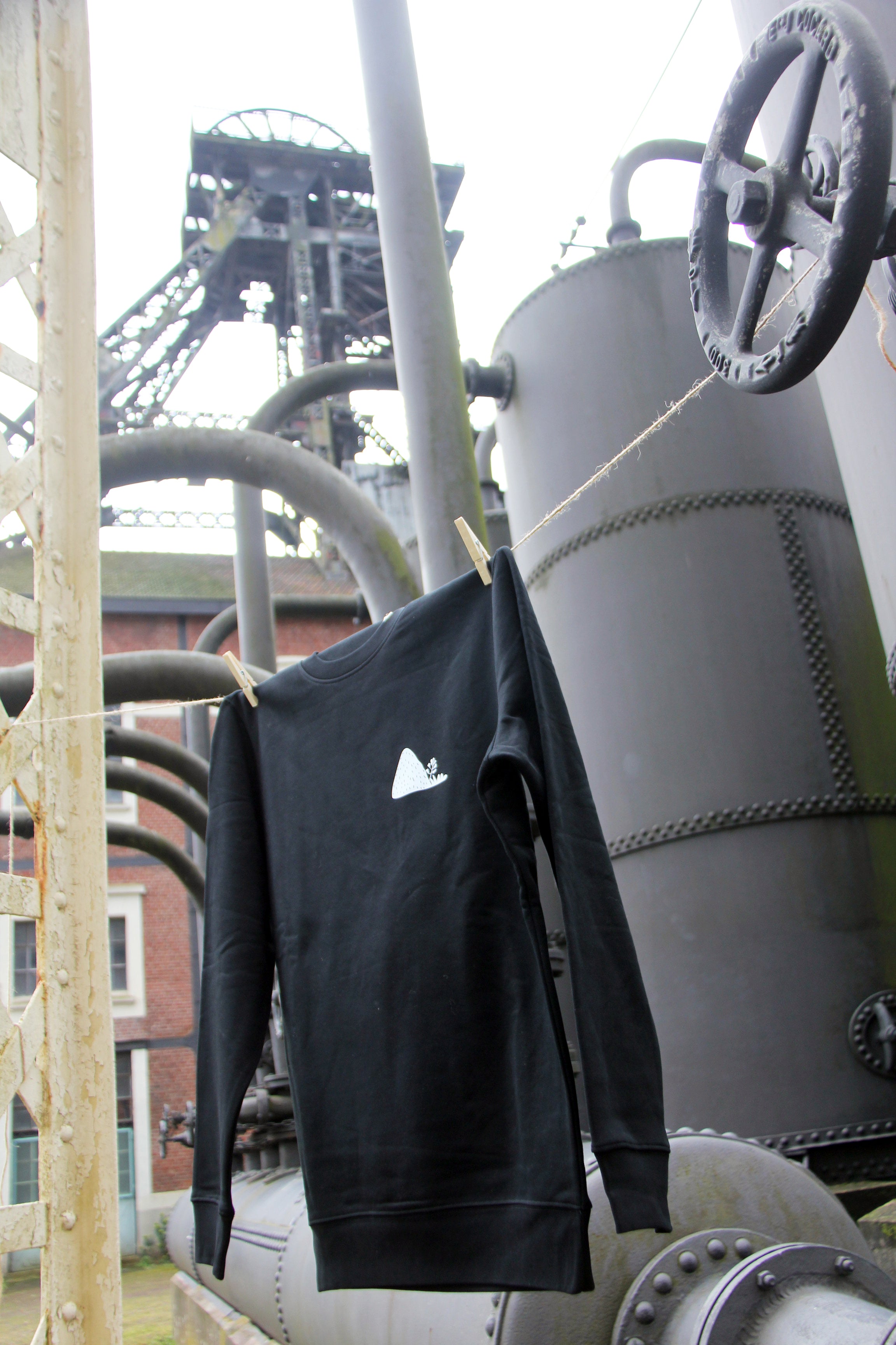 Sweatshirt unisexe noir Patrimoine minier suspendu, visuel terril blanc sur la poitrine