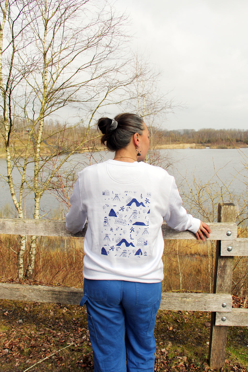 Sweatshirt unisexe blanc Patrimoine minier porté de dos, illustration complète du bassin minier