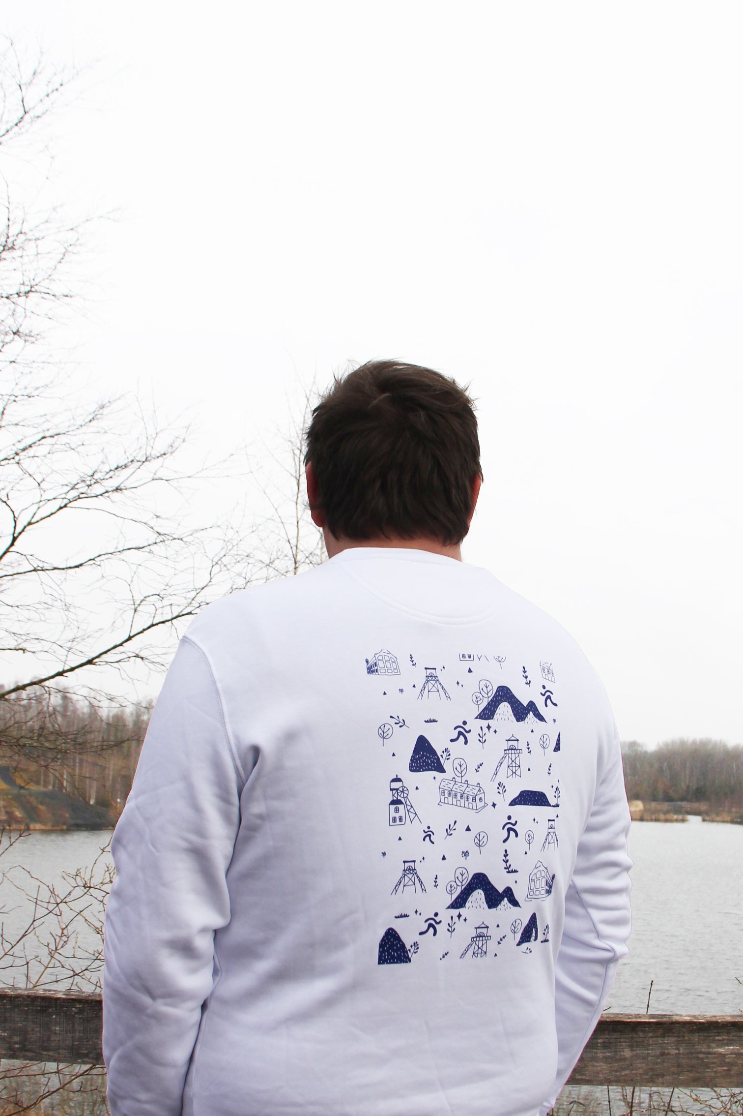 Sweatshirt unisexe blanc Patrimoine minier porté de dos, grande illustration du bassin minier imprimée au dos