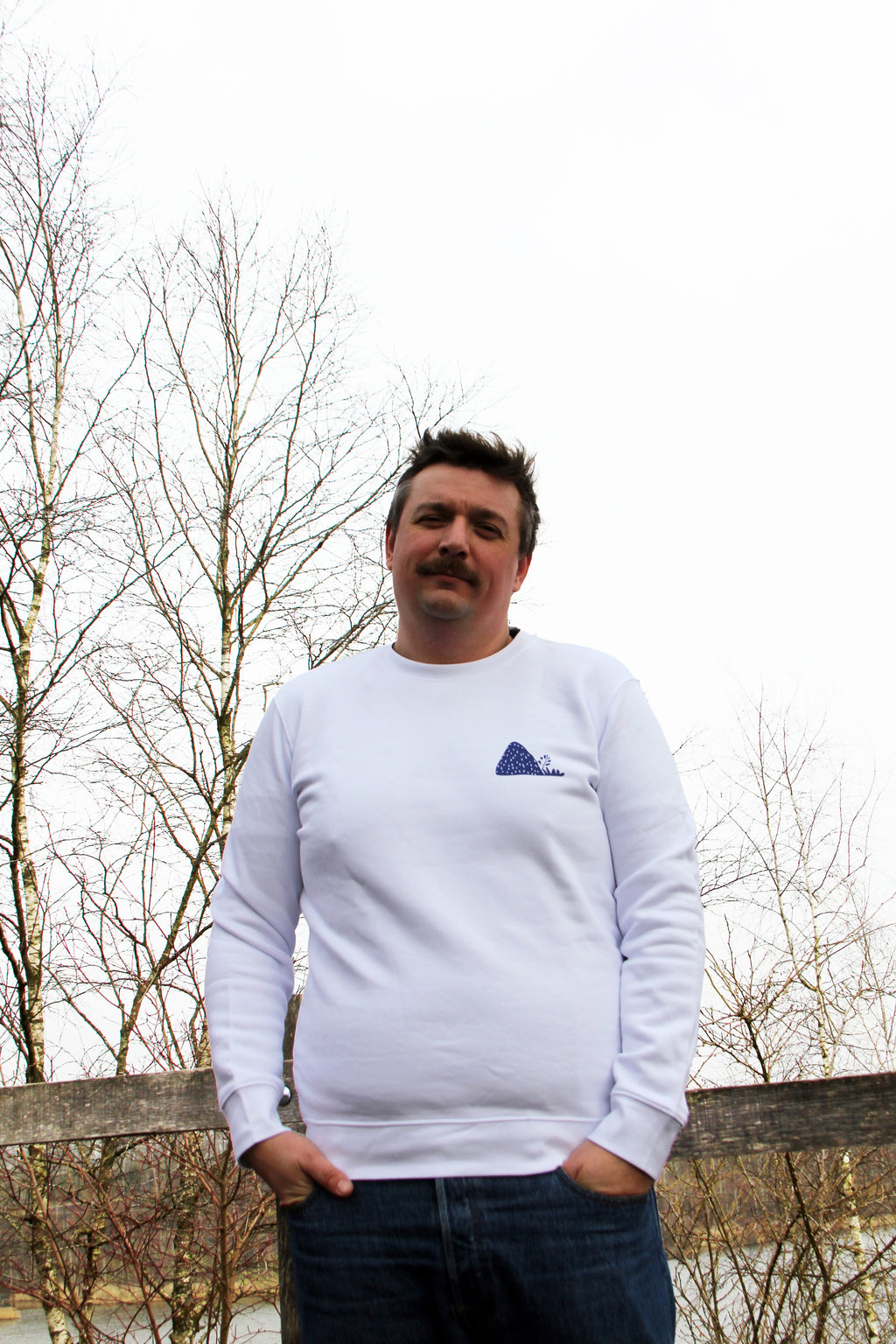 Sweatshirt unisexe blanc Patrimoine minier porté de face, coupe droite et visuel poitrine discret