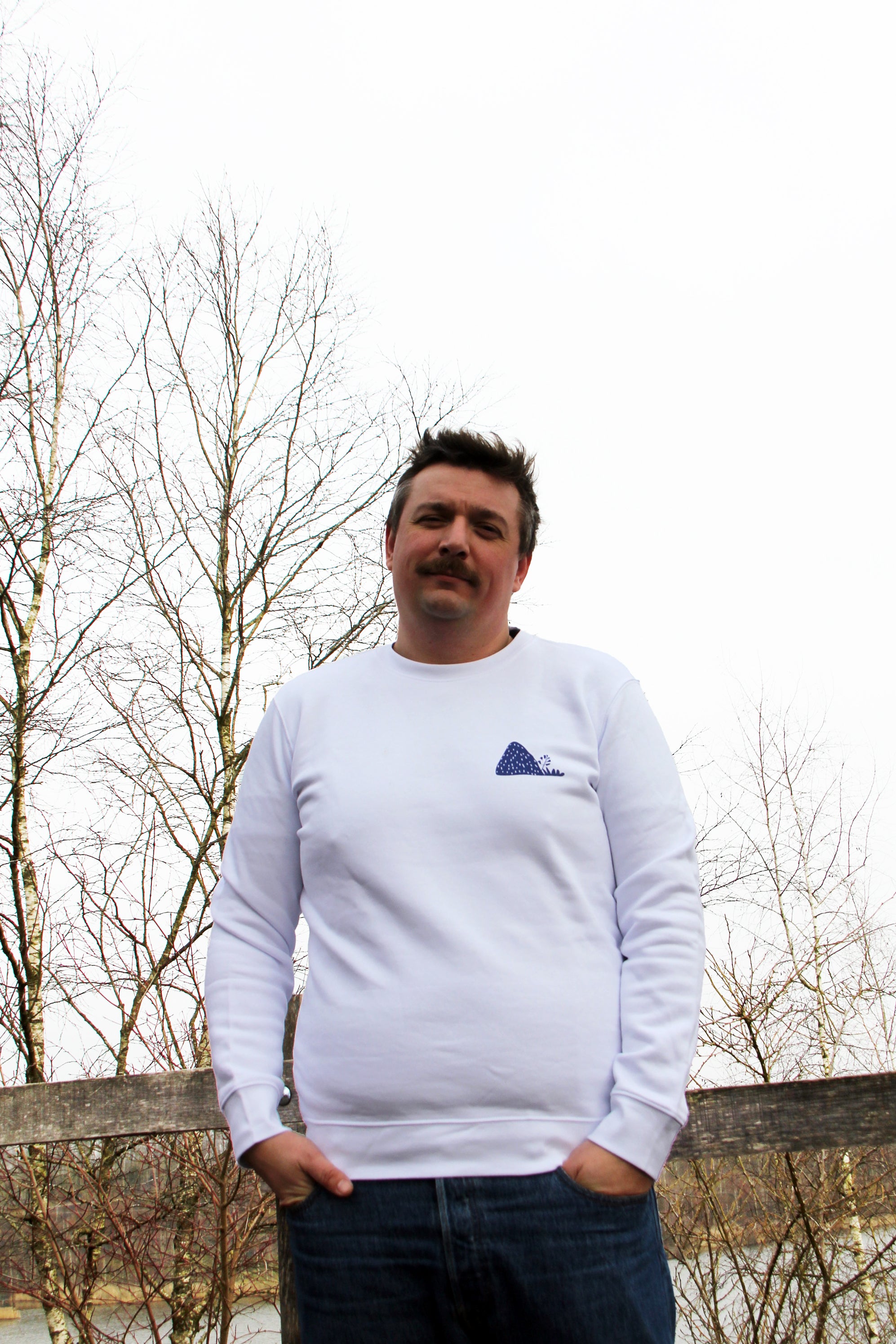 Sweatshirt unisexe blanc Patrimoine minier porté de face, coupe droite et visuel poitrine discret