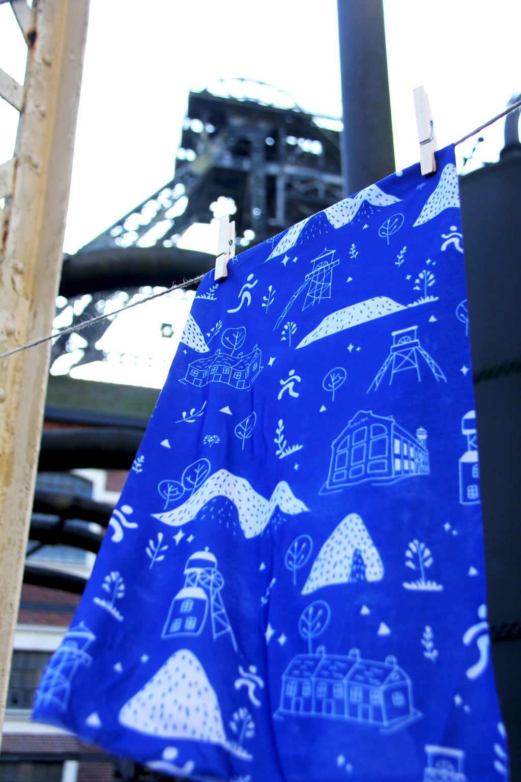 Tour de cou sportif bleu inspiré du patrimoine minier, léger et respirant pour le trail