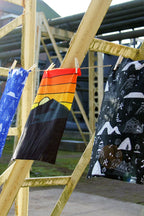 Tours de cou de trail suspendus sur site industriel, motif terril au coucher de soleil et design patrimoine minier