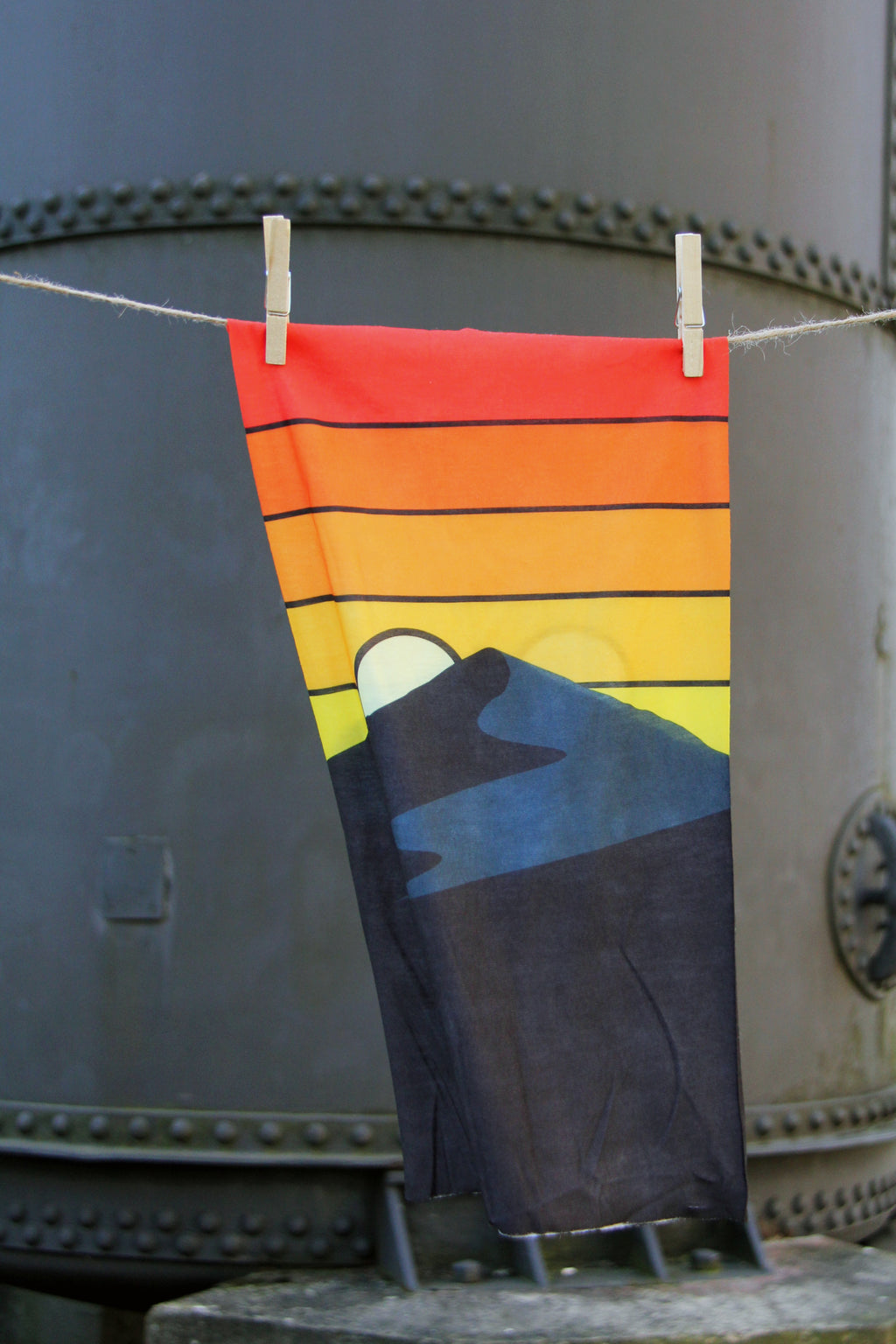 Tour de cou terril au coucher de soleil, dégradé orange jaune et noir avec illustration de terril