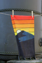 Tour de cou terril au coucher de soleil, dégradé orange jaune et noir avec illustration de terril