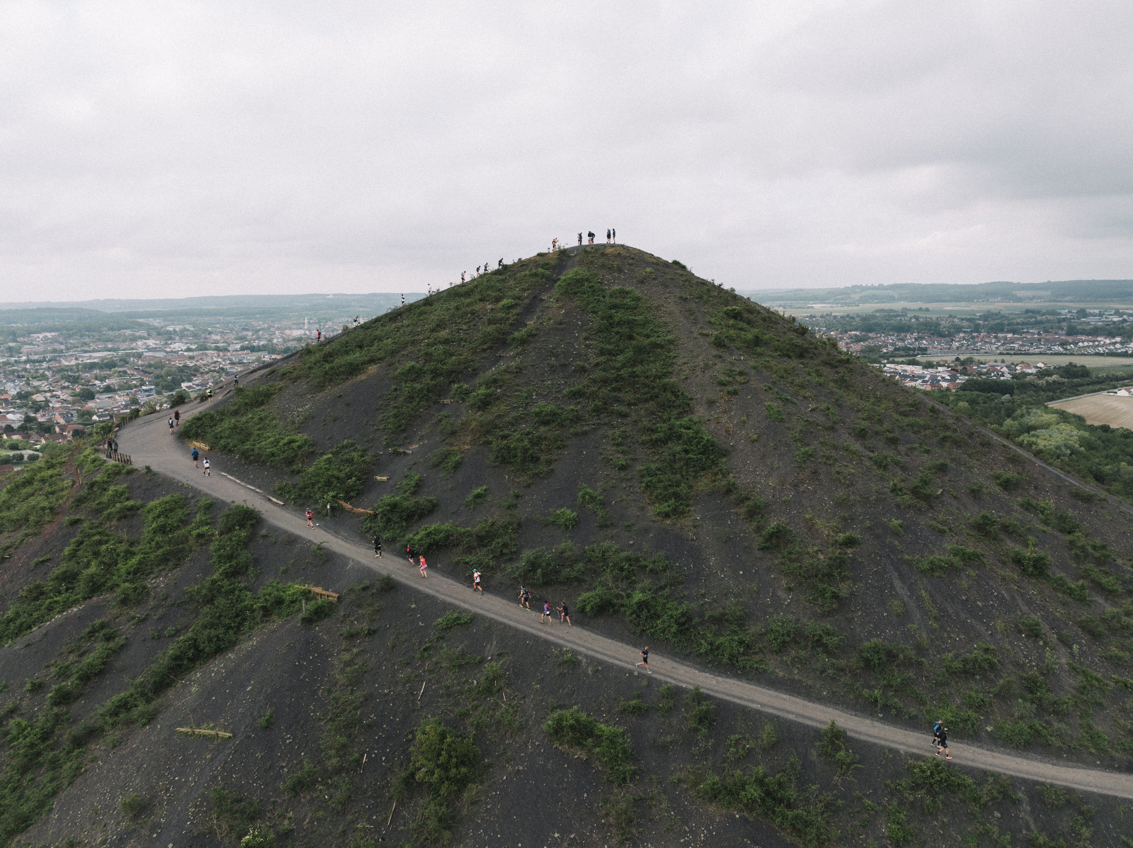 Vue aérienne d’un terril du bassin minier avec des coureurs lors du Trail des Pyramides Noires
© Photo : Gaetan_Sportpic