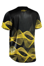 T-shirt technique de trail TPN2026 vue dos, motifs ondulés jaunes, logo Trail des Pyramides Noires au col
