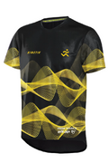 T-shirt technique de trail TPN2026 noir et jaune, vue de face, motifs ondulés jaunes, logo Kinetik et mention From terrils with love