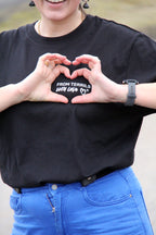 Détail du message « From terrils with love » sur t-shirt unisexe noir, impression blanche sur la poitrine