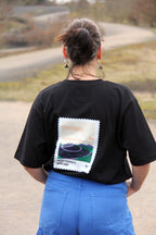 T-shirt unisexe noir From terrils with love porté de dos, illustration terril visible sur le dos