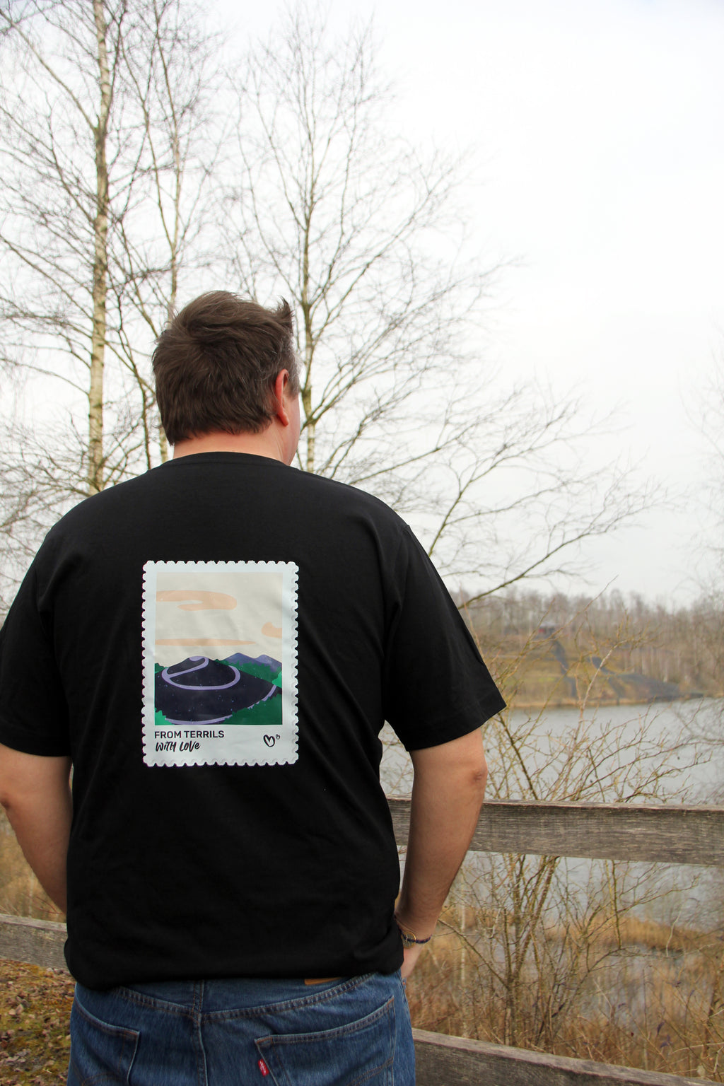 T-shirt unisexe noir From terrils with love porté de dos, illustration terril encadrée au centre du dos