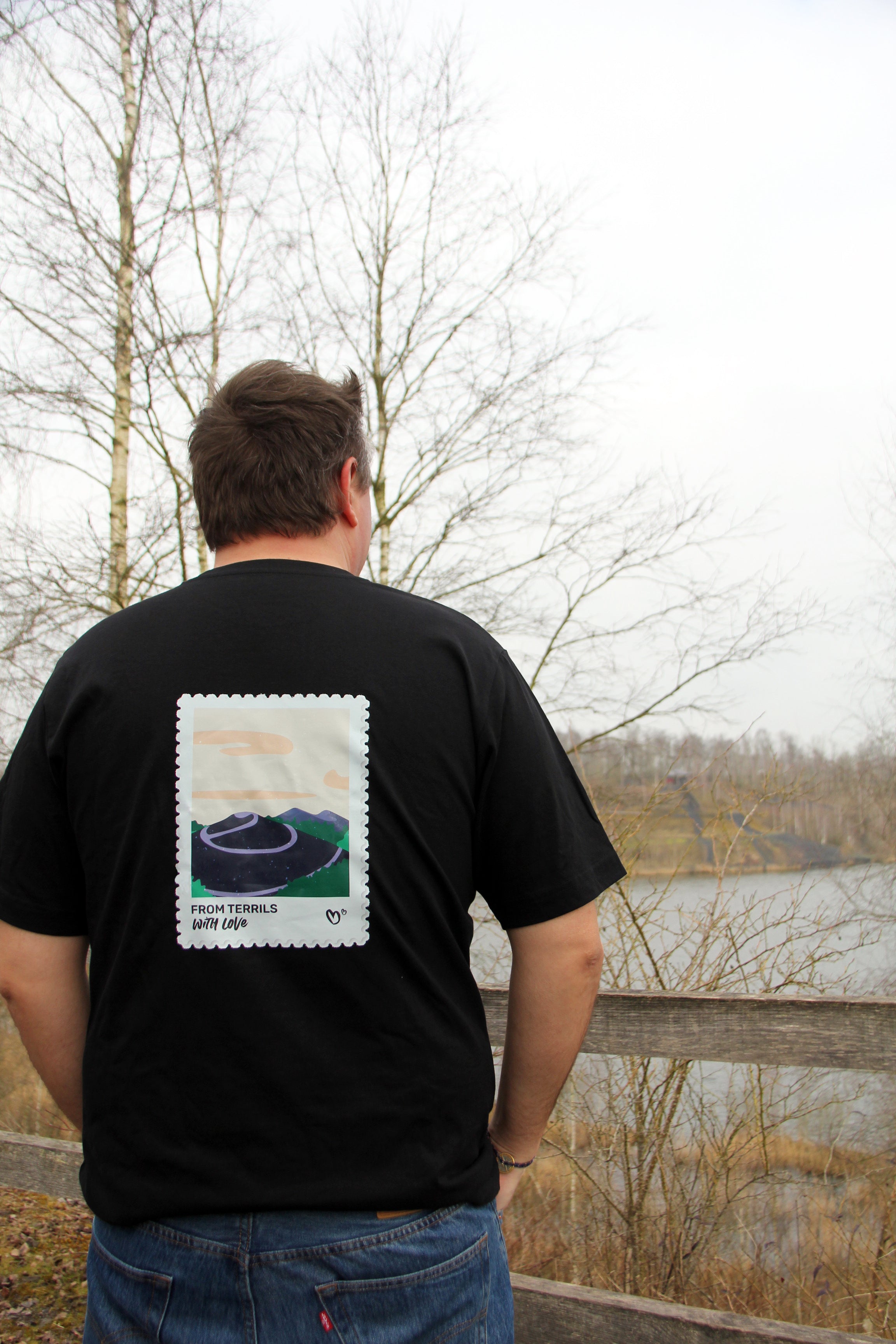T-shirt unisexe noir From terrils with love porté de dos, illustration terril encadrée au centre du dos