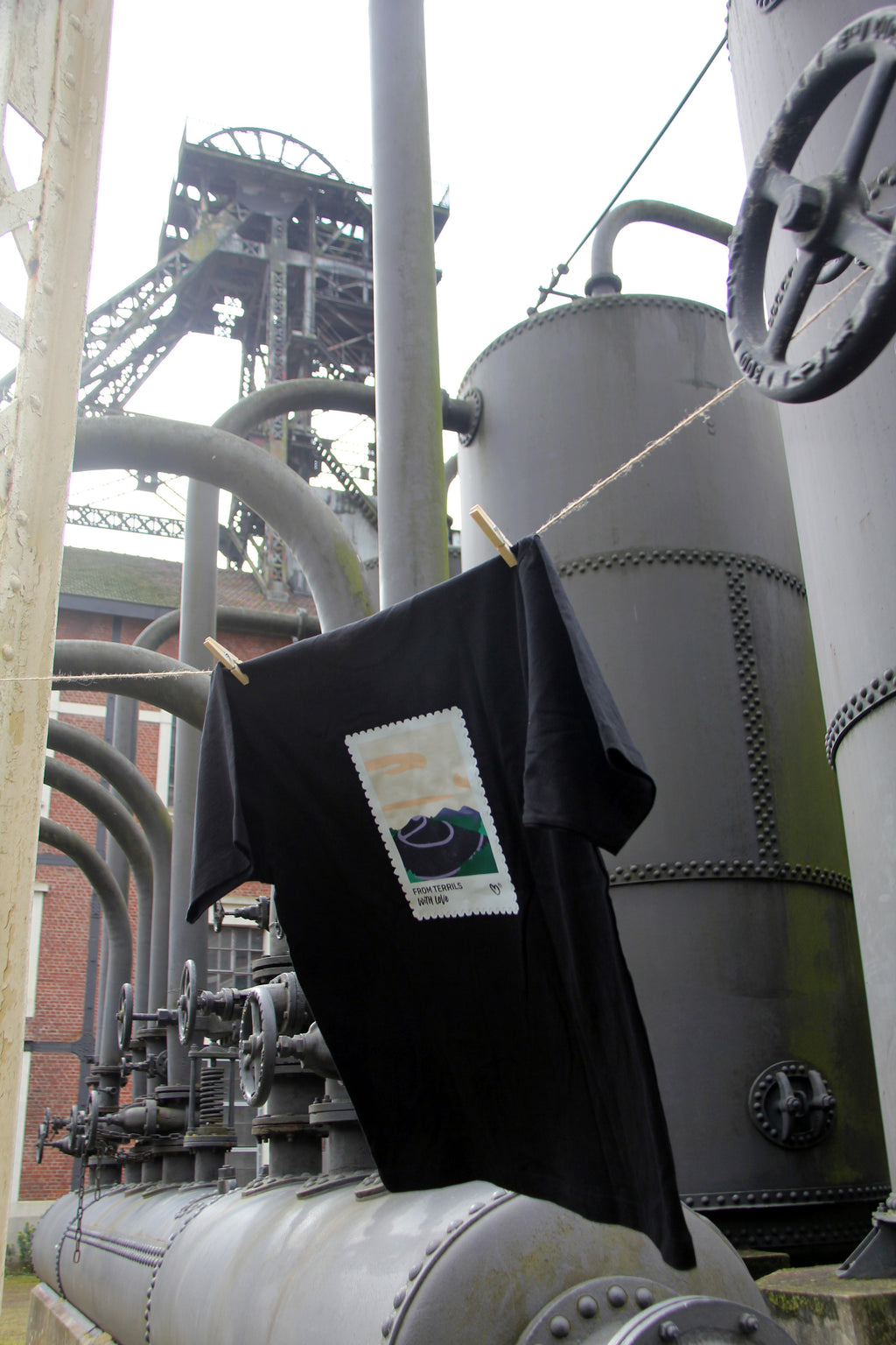 T-shirt unisexe noir From terrils with love suspendu, illustration terril au dos sur site industriel