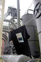 T-shirt unisexe noir From terrils with love suspendu, illustration terril au dos sur site industriel