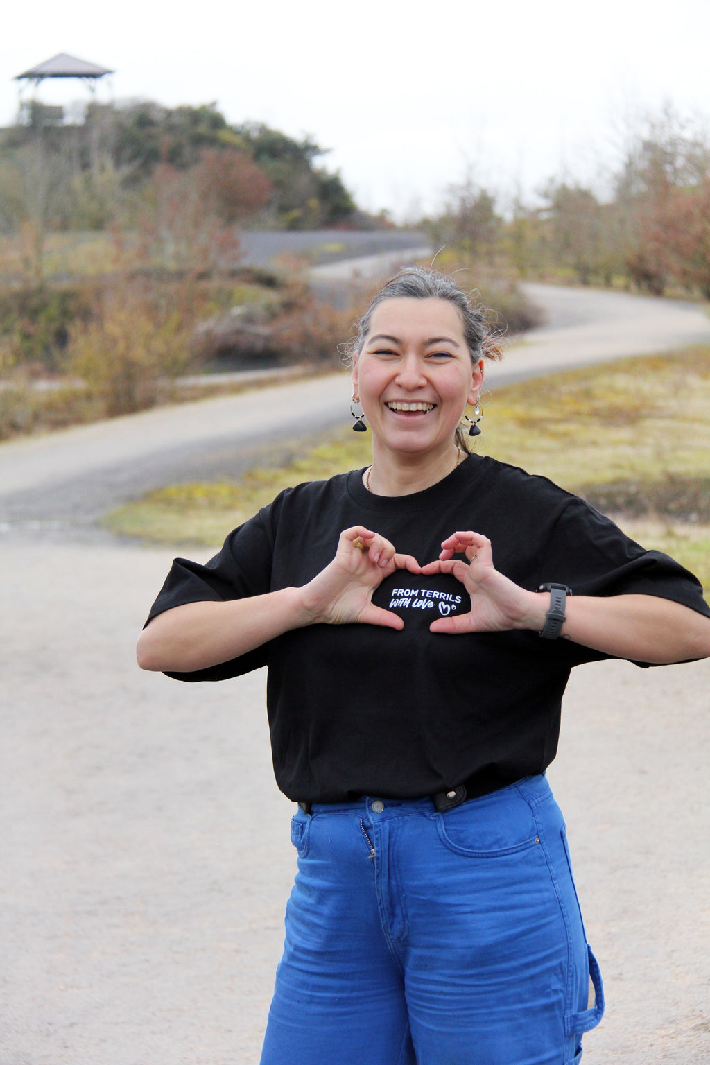 T-shirt unisexe noir From terrils with love porté de face, message poitrine mis en avant en extérieur