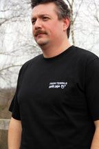 T-shirt unisexe noir From terrils with love porté de face, message imprimé côté poitrine