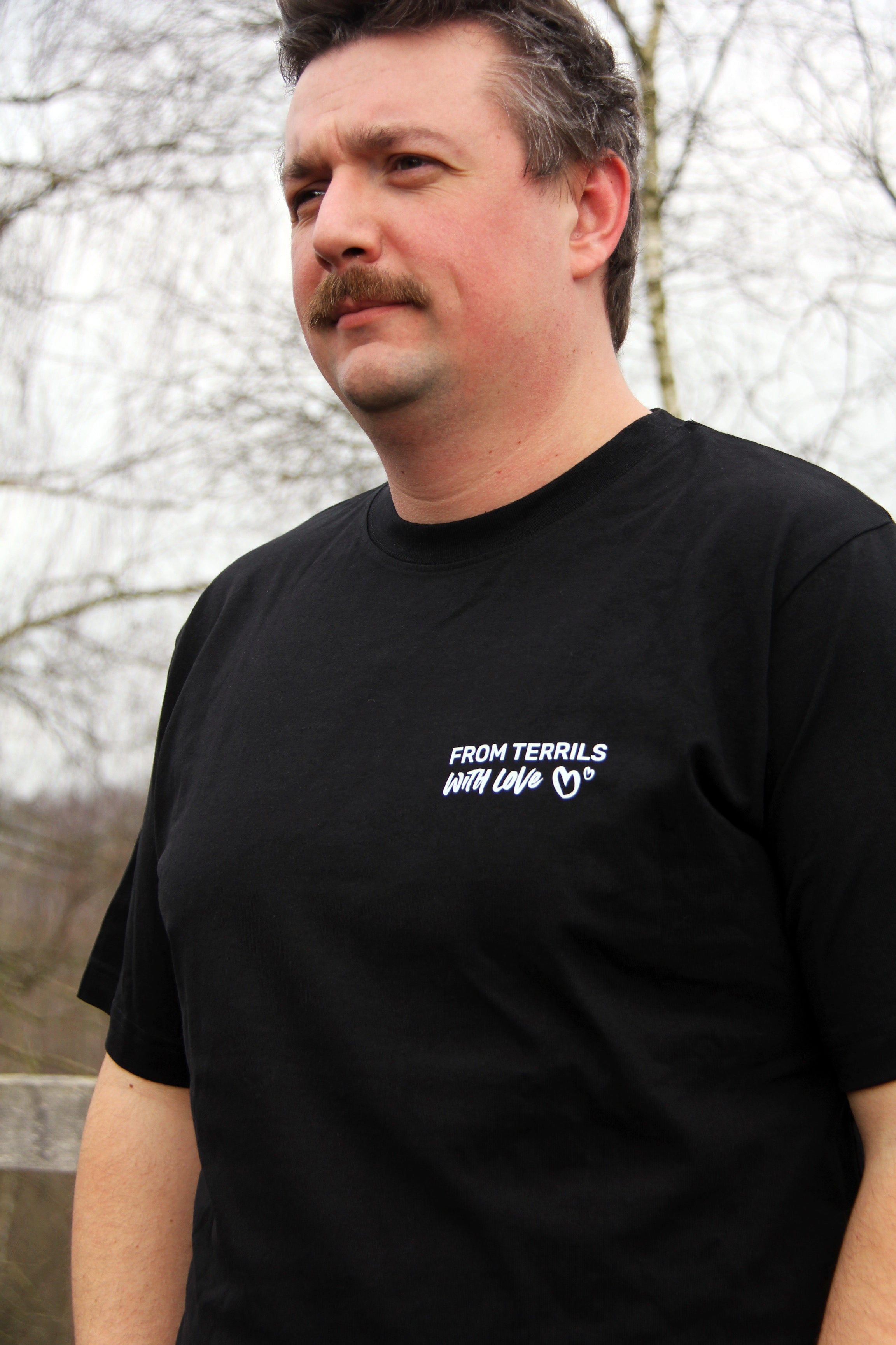 T-shirt unisexe noir From terrils with love porté de face, message imprimé côté poitrine