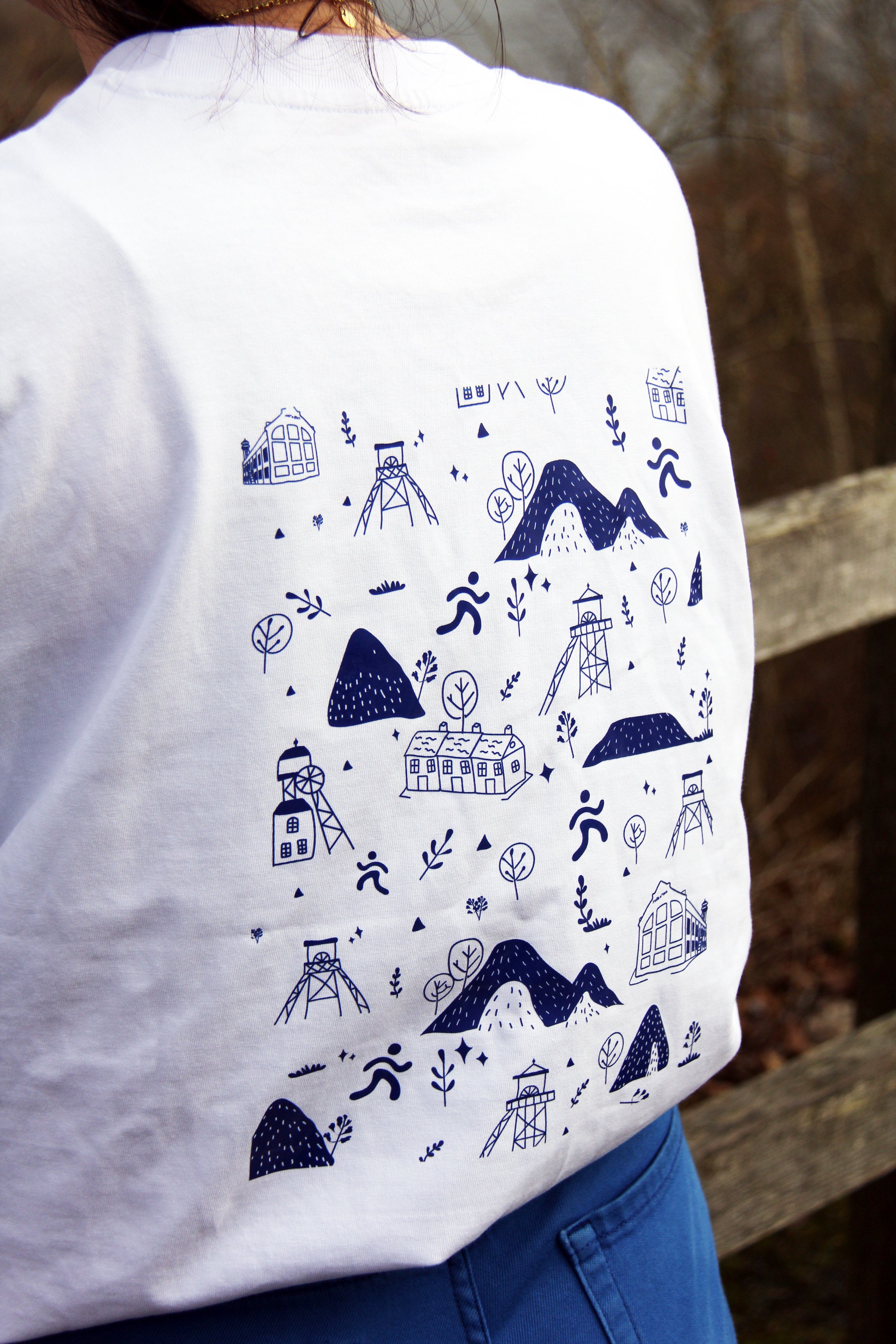 Détail de l’illustration patrimoine minier au dos d’un t-shirt unisexe blanc