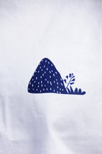 Gros plan du logo terril bleu sur t-shirt unisexe blanc patrimoine minier