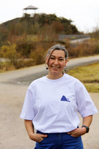 T-shirt unisexe blanc patrimoine minier porté de face, petit logo terril bleu sur la poitrine