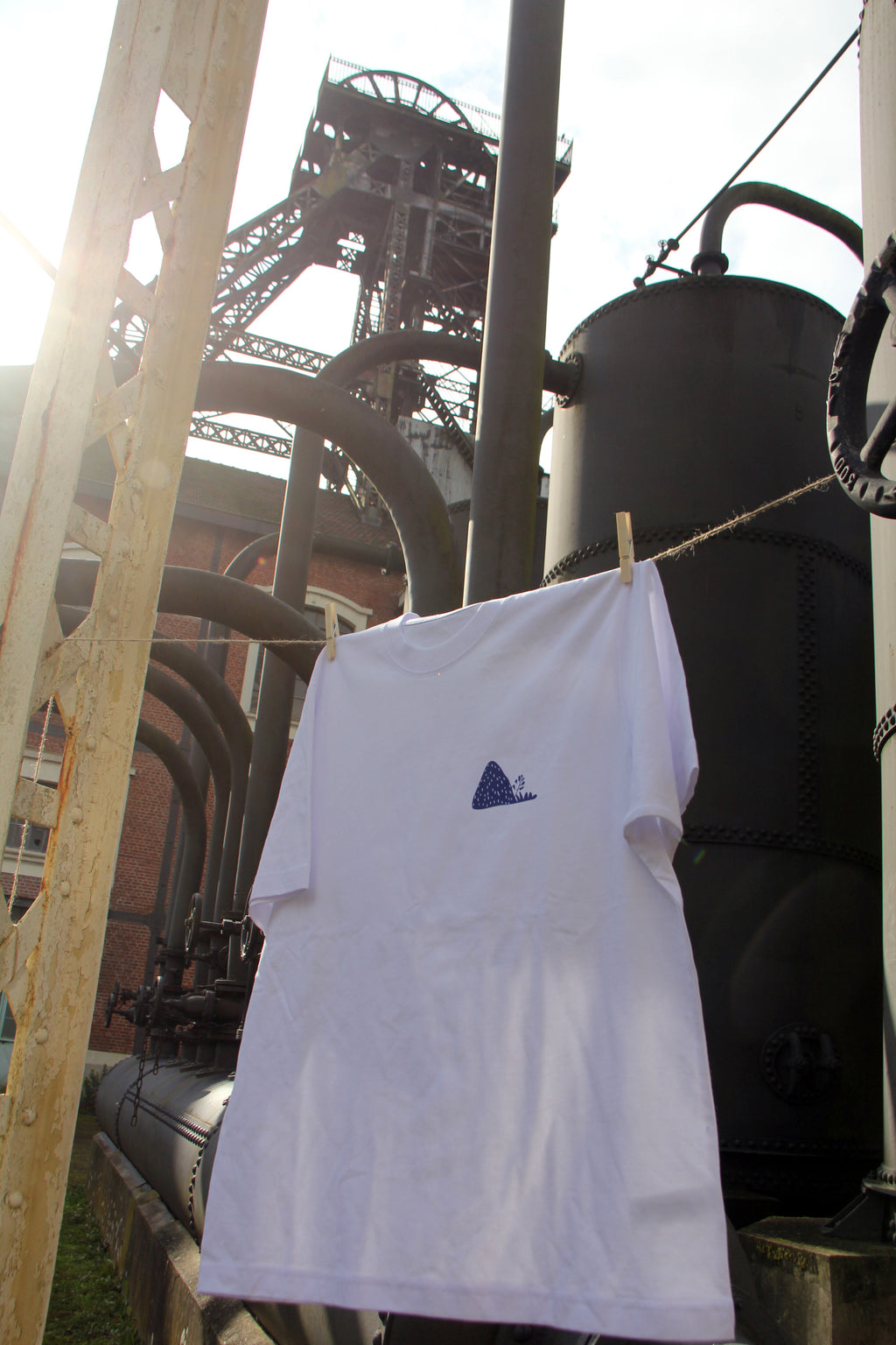 T-shirt unisexe blanc patrimoine minier suspendu, vue de face sur site minier