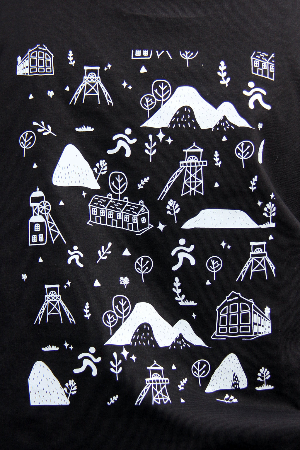 Détail de l’illustration patrimoine minier blanche au dos d’un t-shirt unisexe noir