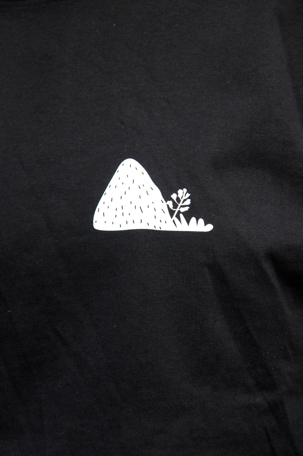 Gros plan du logo terril blanc sur t-shirt unisexe noir patrimoine minier