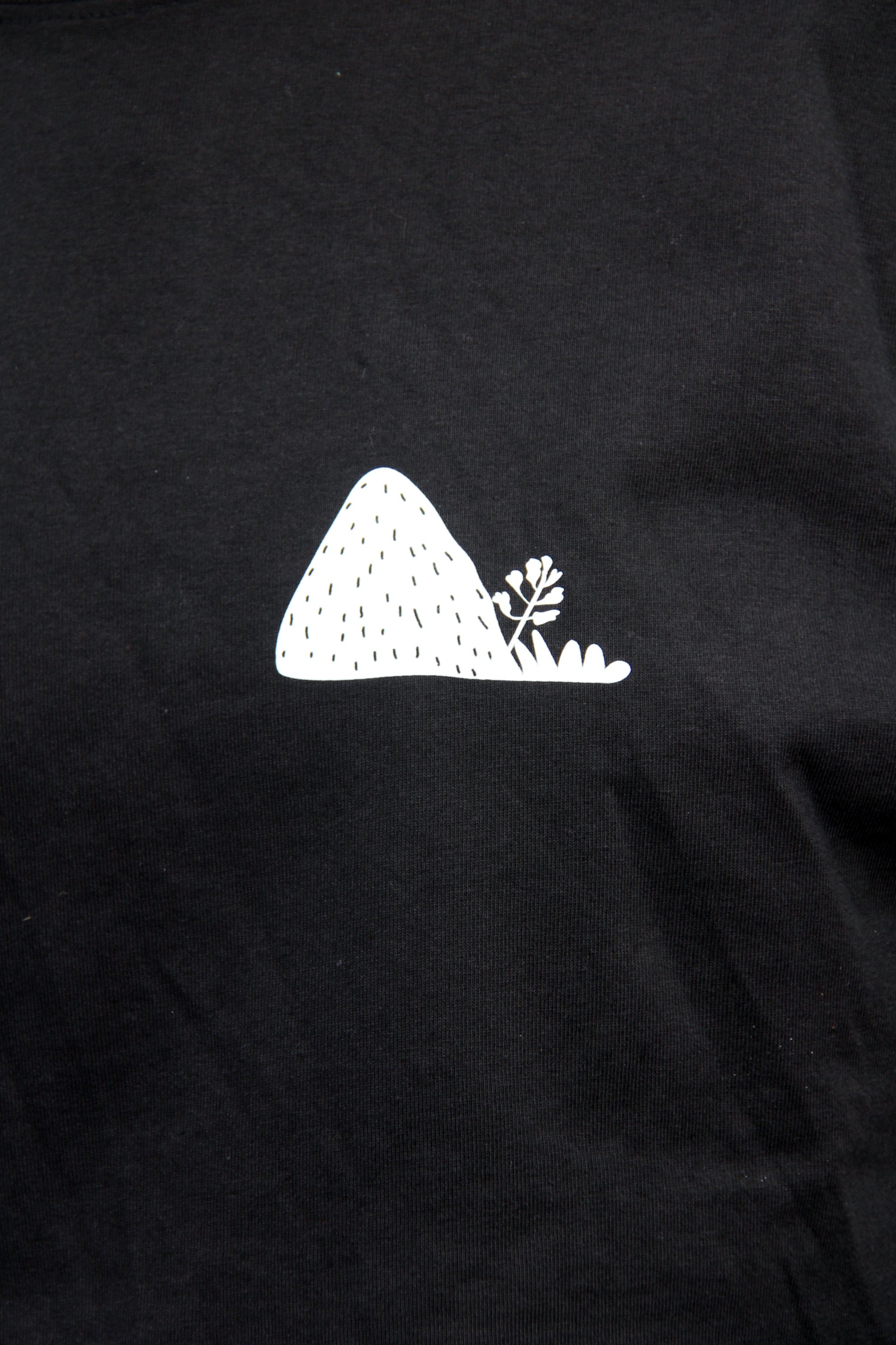 Gros plan du logo terril blanc sur t-shirt unisexe noir patrimoine minier