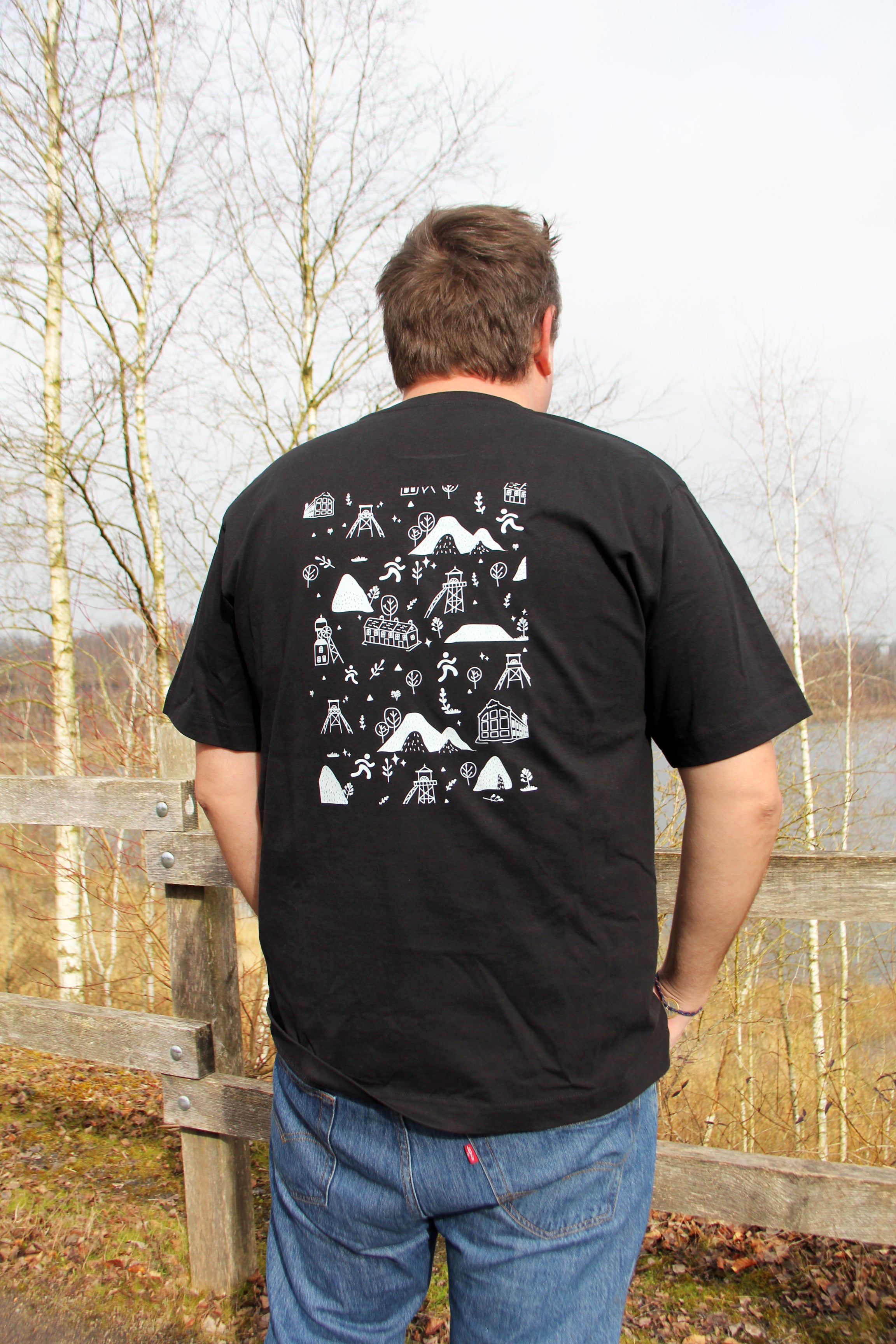 T-shirt unisexe noir patrimoine minier porté de dos, illustration du bassin minier imprimée au centre du dos